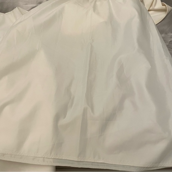 Brand new white skirt, famous  European designer. Can be wornn with any jacket - Picture 3 of 6